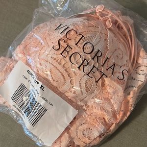 LIGHT ORANGE VS BRALETTE